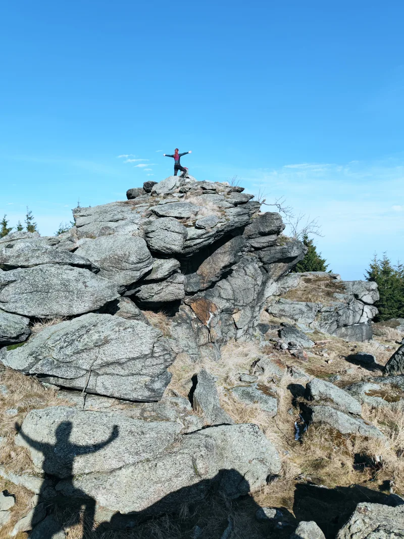 Medvědí skála — skalní výchoz s panoramatem přes Krušnohoří