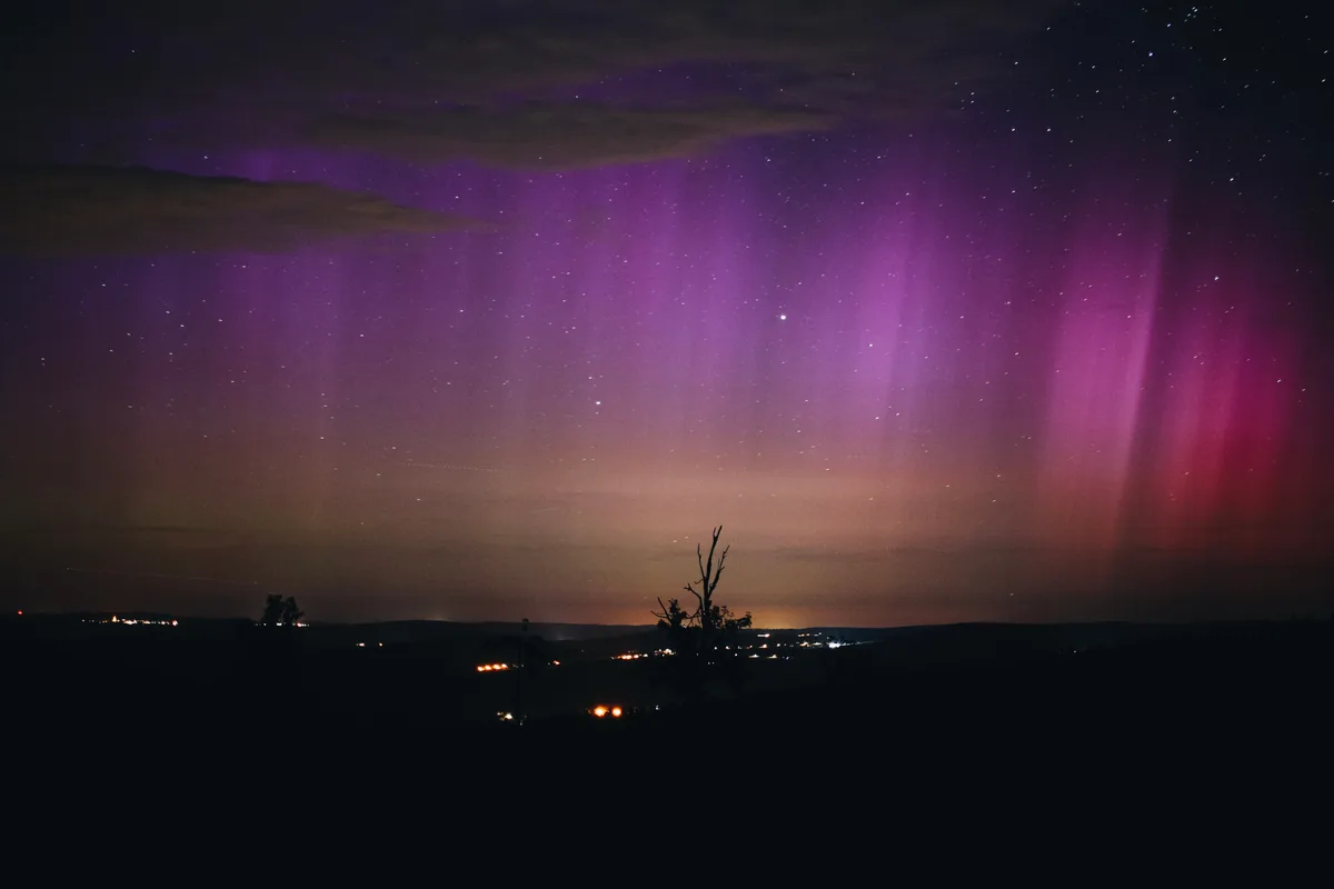 Polární záře nad Krušnými horami — výhled z Na Malém Háji
