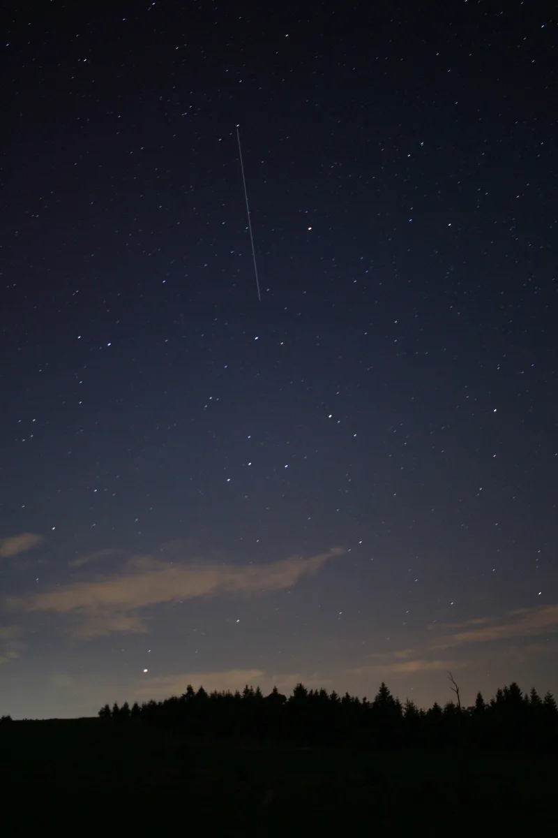 Hvězdná obloha nad Krušnými horami s meteoritem