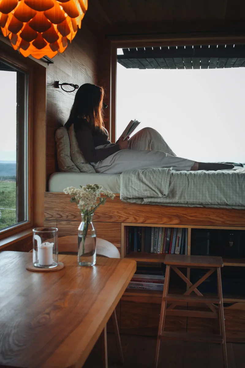 Ranní čtení v tiny house Na Malém Háji u okna s výhledem