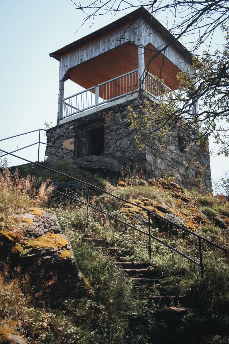 Rozhledna Jeřabina v Krušných horách — kamenná věž s výhledem na Krušnohoří