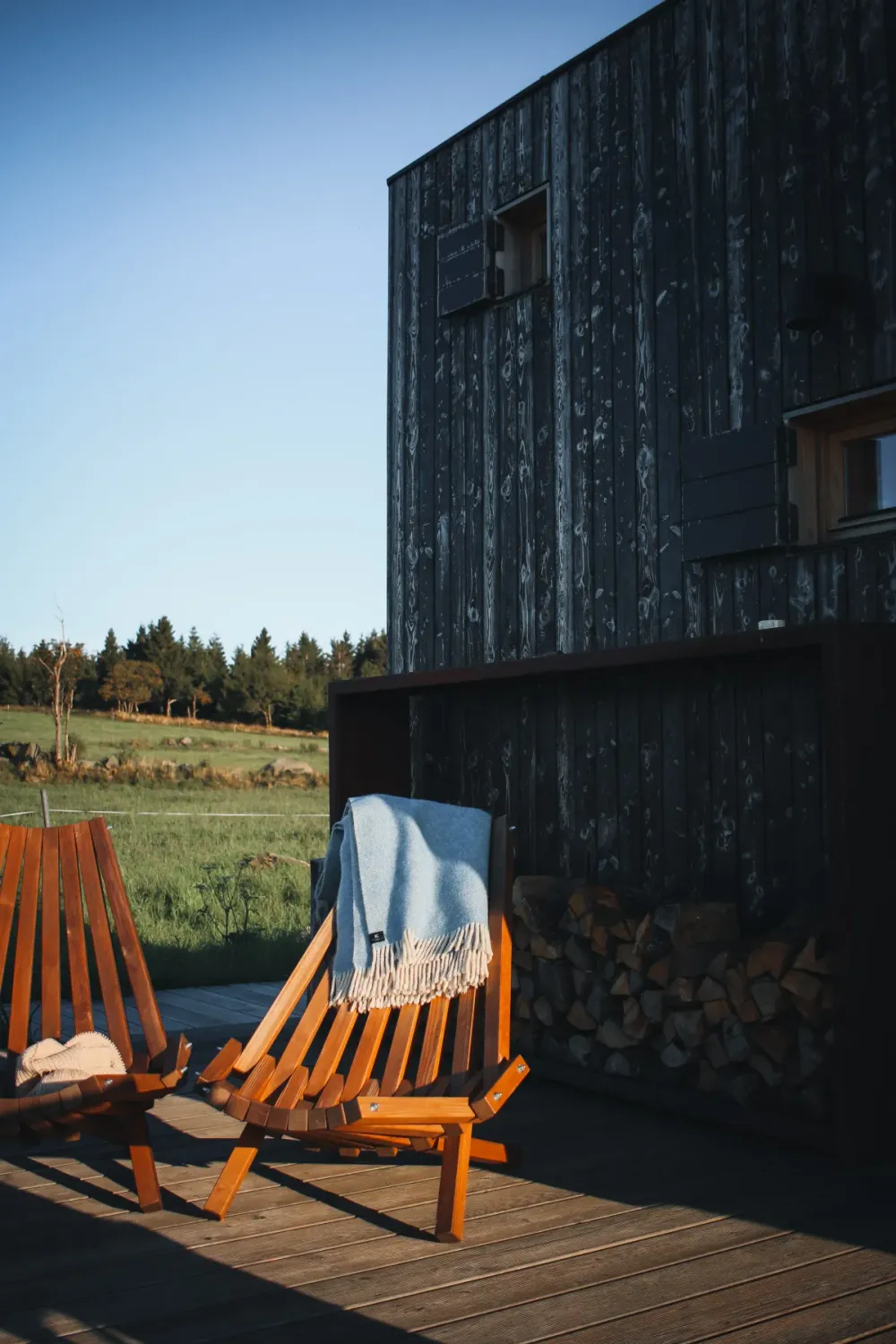 Außenbereich des Glamping Na Malém Háji – Terrasse mit Blick in die Natur des Erzgebirges