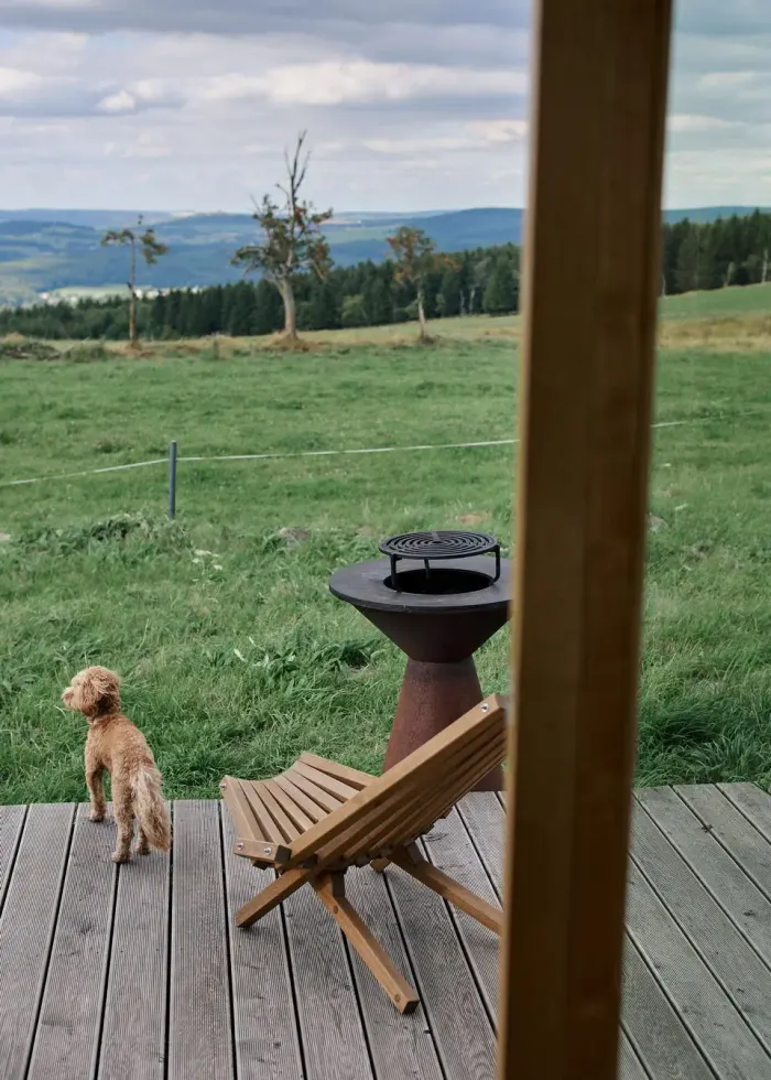 Entrance to the glamping tiny house at Na Malém Háji, surrounded by nature