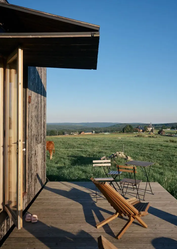 Kitchen of the glamping tiny house at Na Malém Háji – fully equipped