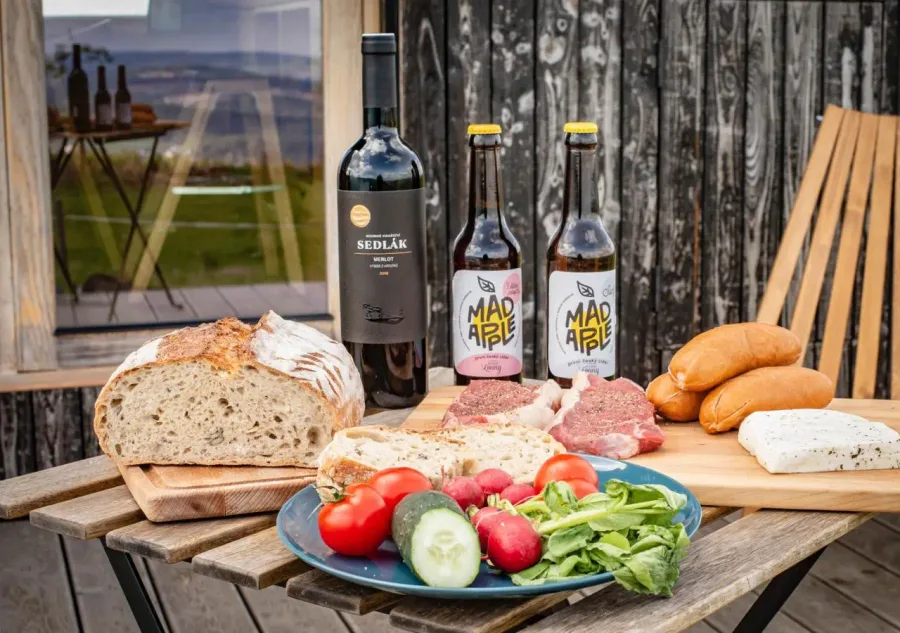 Grillkorb Na Malém Háji – Angus-Rindersteak, Grillkäse, Bauernwurst und Wein