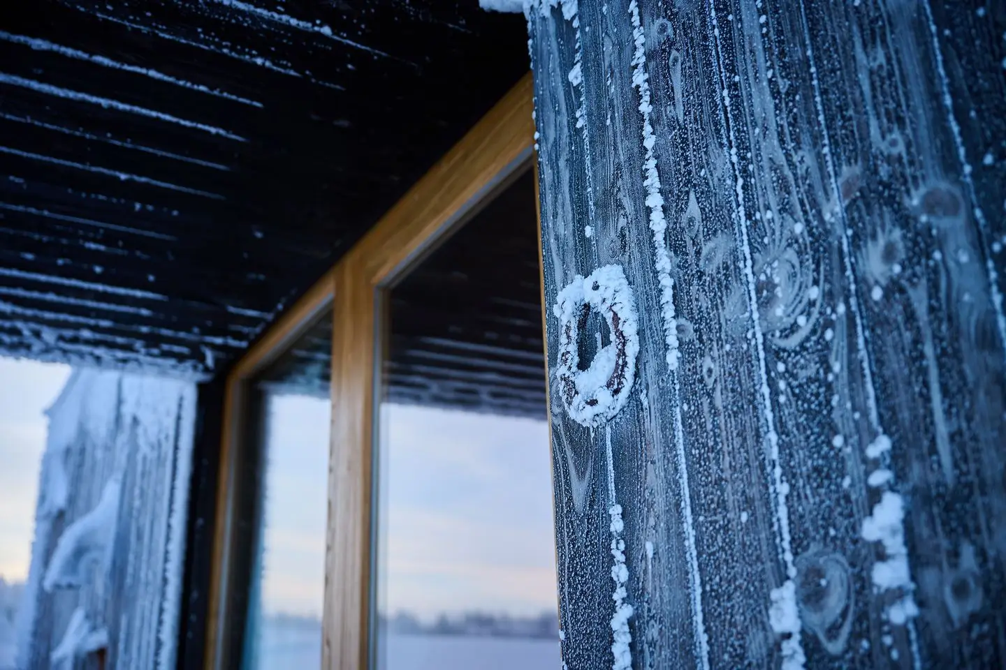 Winter morning at glamping Na Malém Háji – mist over the snow
