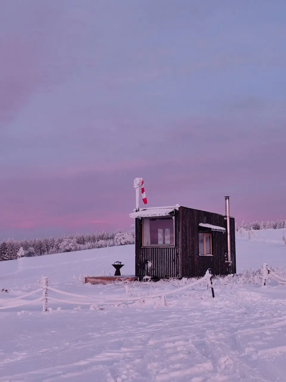 Tiny house glamping Na Malém Háji in winter snow