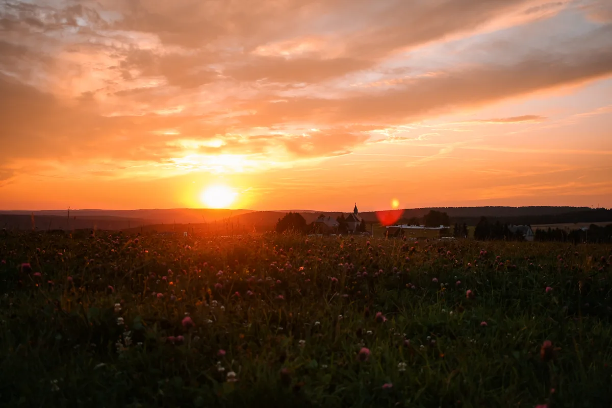 Západ slunce nad krušnohorskou plání u tiny house Na Louce