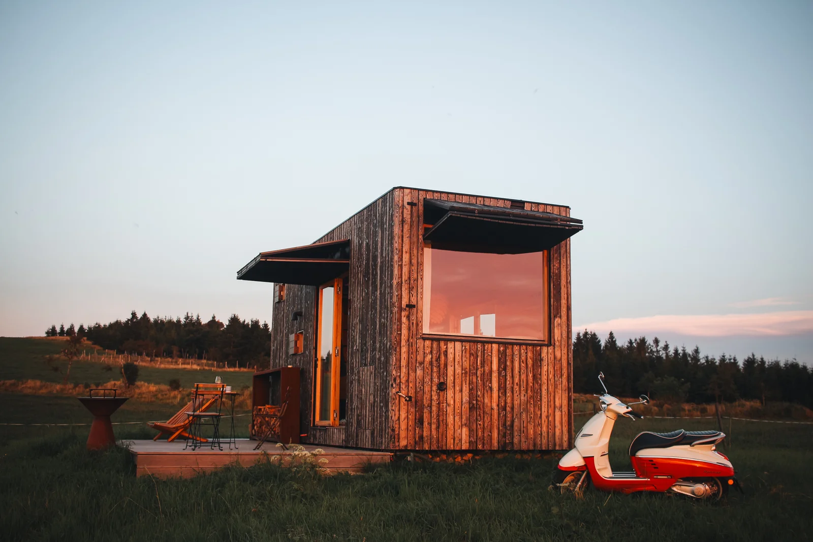 Tiny house Na Louce se skútrem při soumraku