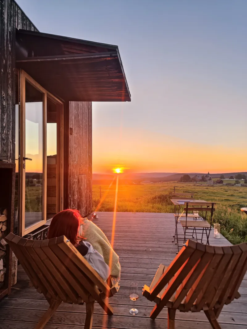 Západ slunce z terasy tiny house Na Louce