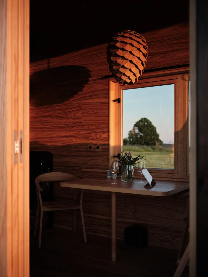 Interiér tiny house Na Louce z jasanového dřeva