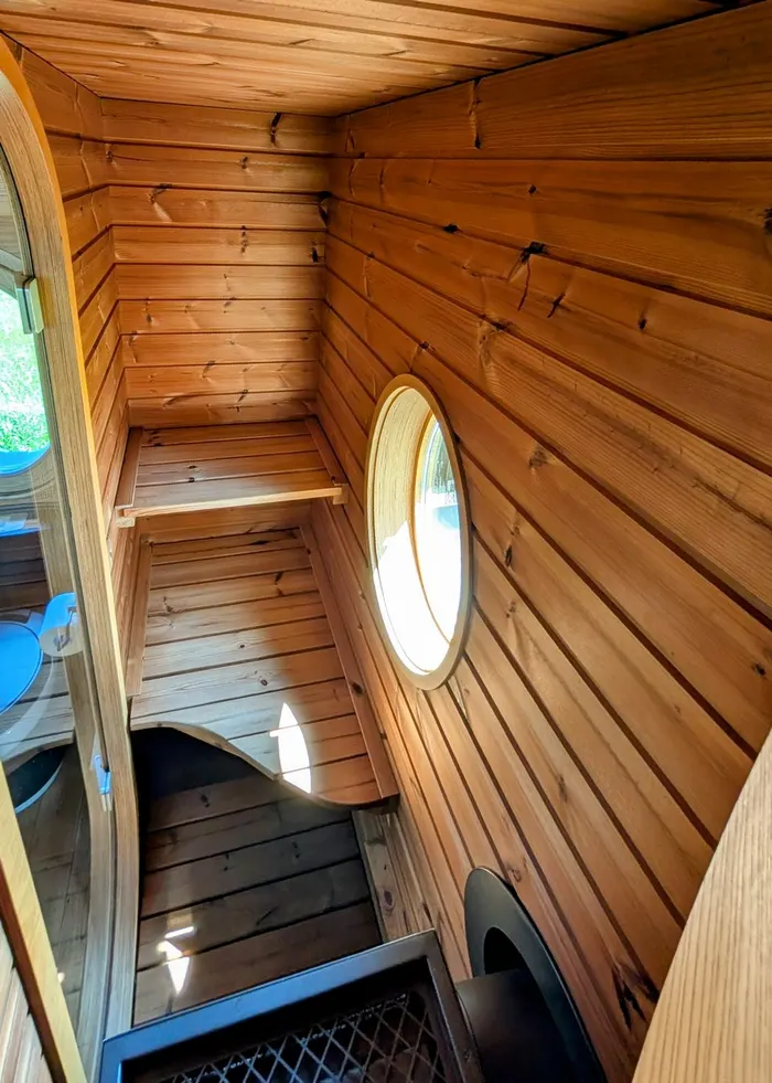 Interiér finské sauny v glamping ubytování Na Malém Háji