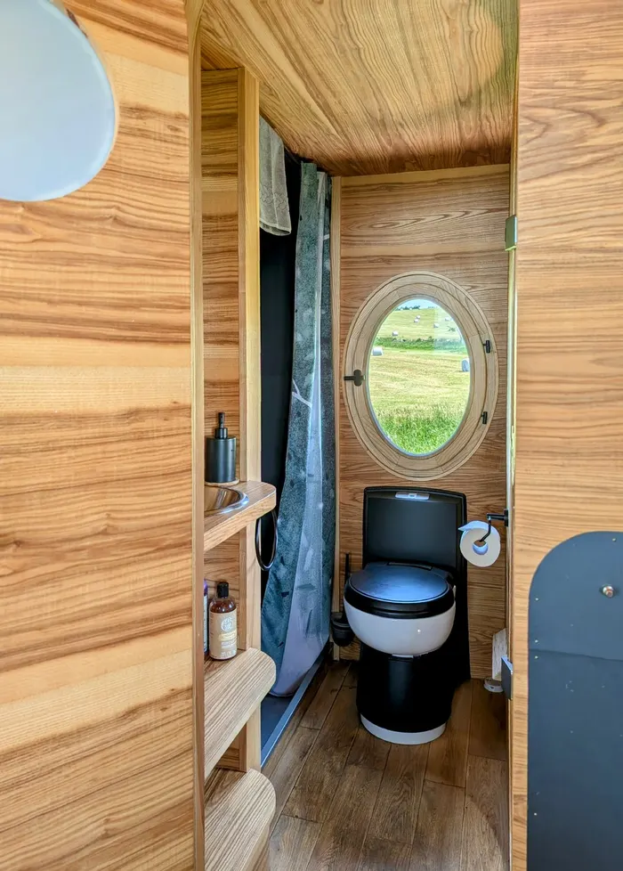 Moderní chemická toaleta v glamping ubytování Na Malém Háji