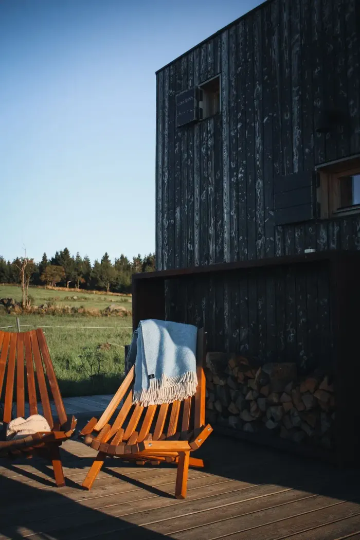 Pohled na glamping tiny house Na Malém Háji ze zahrady