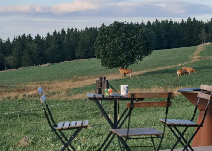 Terasa glamping ubytování Na Malém Háji s výhledem do přírody