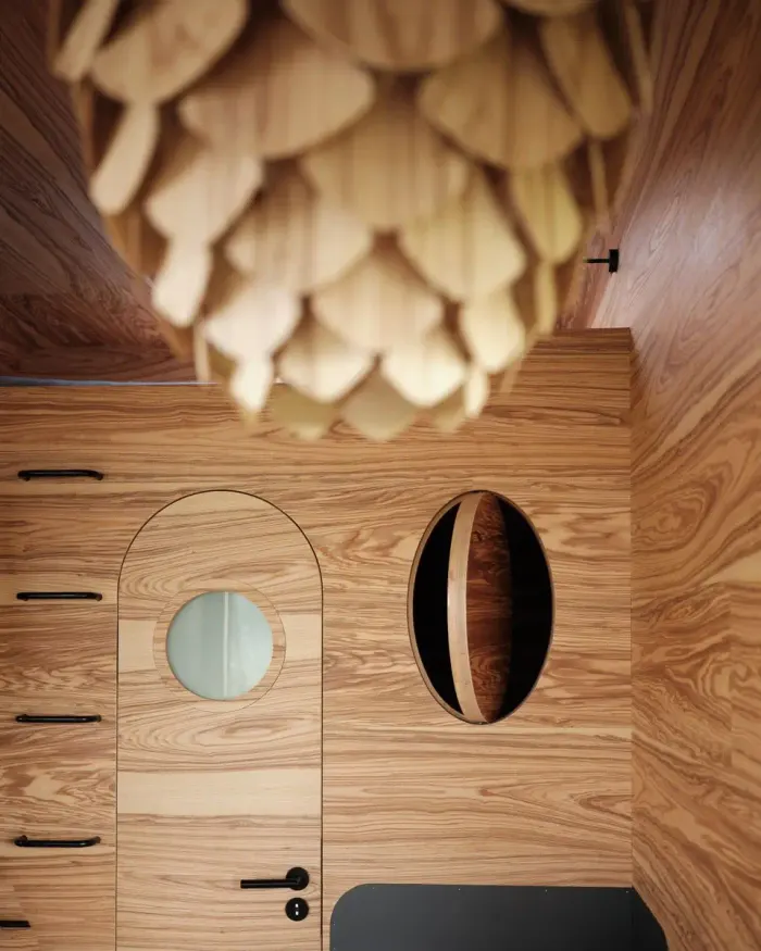 Dekorativní detaily interiéru glamping tiny house