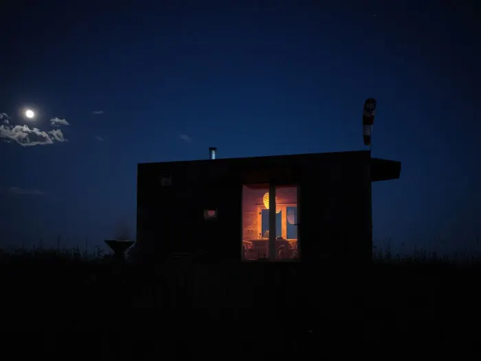 Pohled na tiny house glamping ubytování z louky