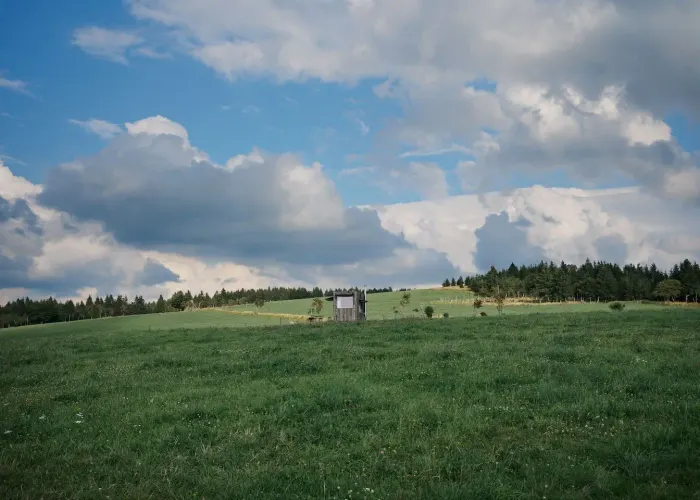 Glamping Na Malém Háji – výhled na okolní krajinu Krušných hor