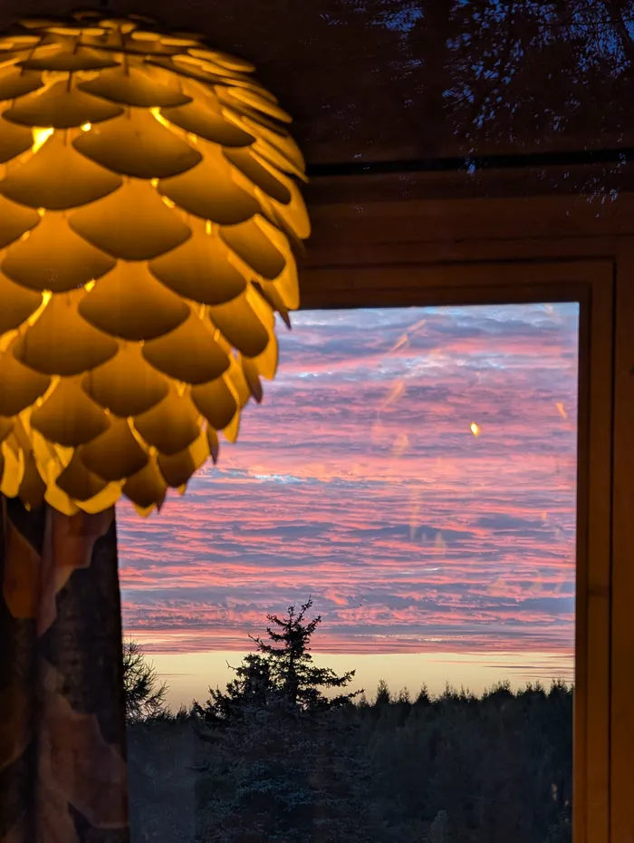 Večerní výhled z okna tiny house U Lesa na obzor