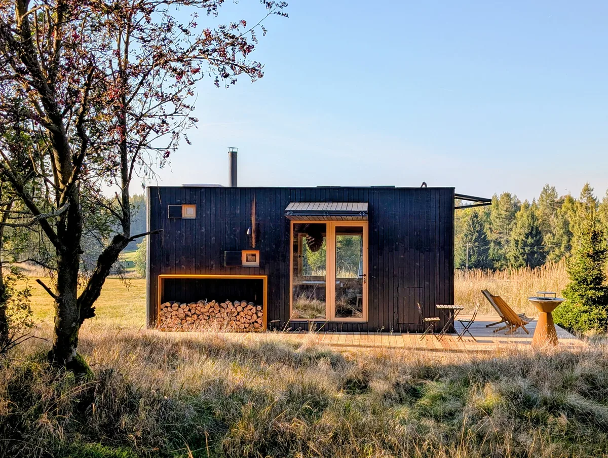 Tiny house U Lesa s terasou a dřevníkem na podzimní louce