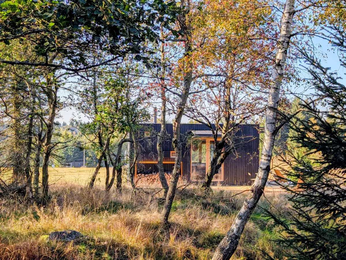 Tiny house U Lesa mezi břízami a stromy v podzimních barvách