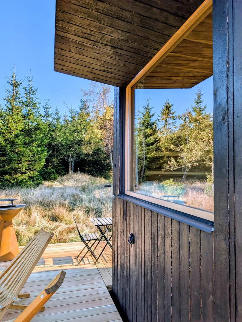 Terasa s lehátkem a velké okno tiny house U Lesa na podzim