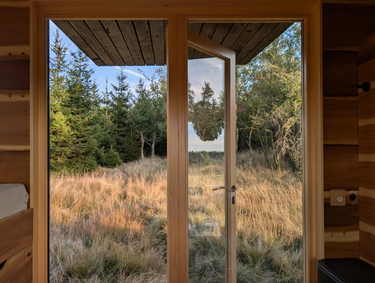 Výhled otevřenými dveřmi tiny house U Lesa do lesa